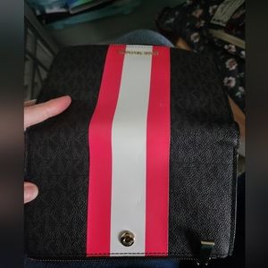 Michale kors wristlet